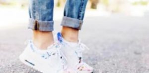 How to combine jeans with sneakers